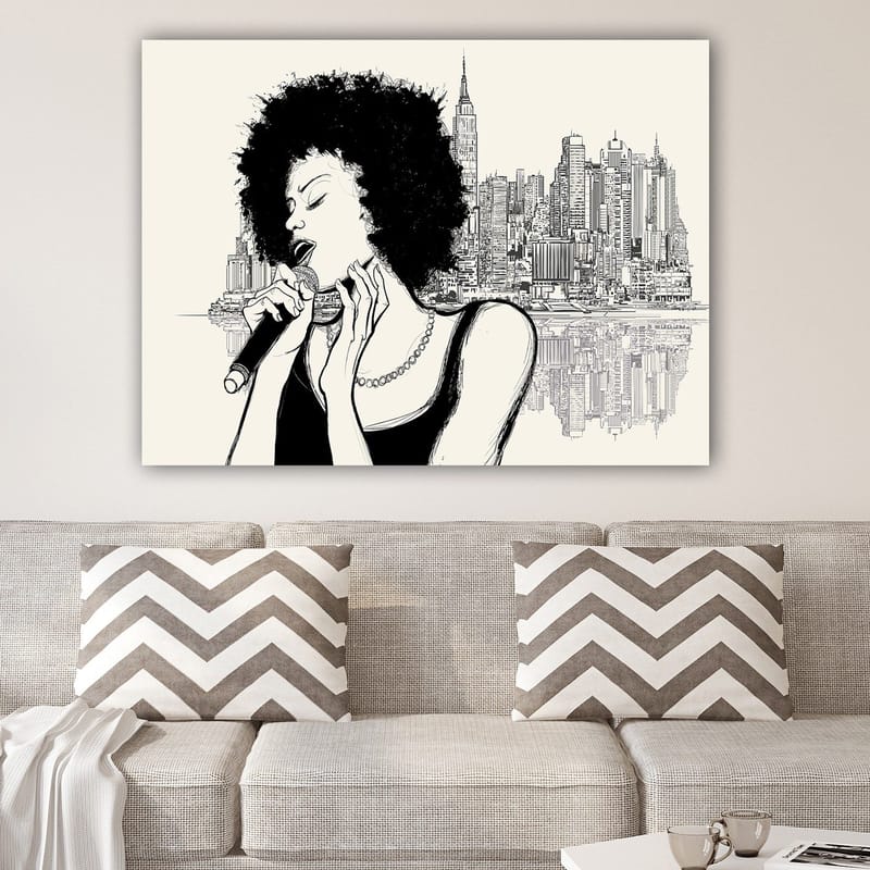 Canvastavla 70x100 cm - Sångerska med afrohår som framträder framför en stadssilhuett - Svart / Beige - Inredning - Tavlor & konst - Canvastavlor