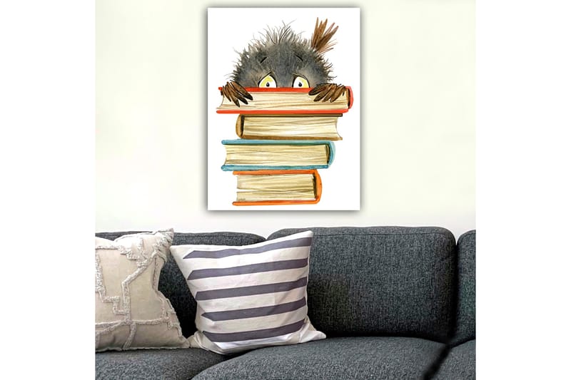 Canvastavla 70x100 cm - Söt, nyfiken karaktär som tittar fram bakom en stapel böcker - Svart / Beige / Orange - Inredning - Tavlor & konst - Canvastavlor