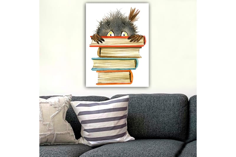 Canvastavla 70x100 cm - Söt, nyfiken karaktär som tittar fram bakom en stapel böcker - Svart / Beige / Orange - Inredning - Tavlor & konst - Canvastavlor