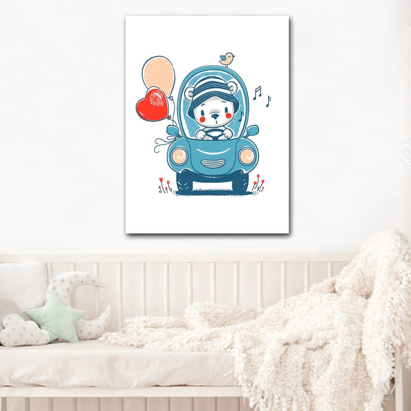 Canvastavla 70x100 cm - Söt björn i en bil som håller i ballonger och ser glad ut - Blå / Röd / Beige - Inredning - Tavlor & konst - Canvastavlor