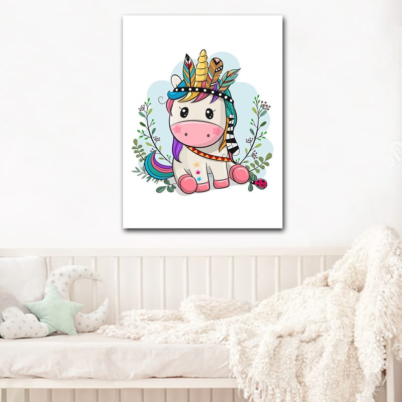 Canvastavla 70x100 cm - Söt enhörning med färgglad man och fjädrar som prydnad - Rosa / Lila / Grön - Inredning - Tavlor & konst - Canvastavlor