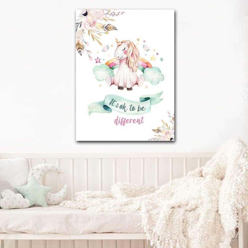 Canvastavla 70x100 cm - Söt enhörning som sitter på moln med en regnbåge i bakgrunden - Rosa / Mintgrön / Ljusgul - Inredning - Tavlor & konst - Canvastavlor