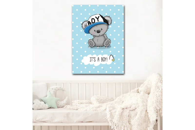 Canvastavla 70x100 cm - Söt grå björn med en blå keps som sitter på en ljusblå bakgrund med vita prickar, Blå / Grå