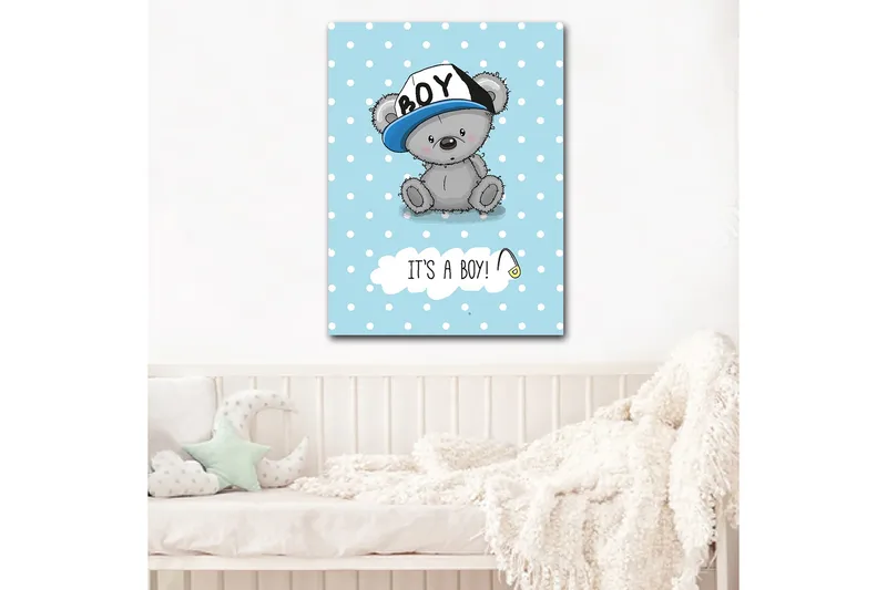 Canvastavla 70x100 cm - Söt grå björn med en blå keps som sitter på en ljusblå bakgrund med vita prickar, Blå / Grå