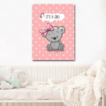 Canvastavla 70x100 cm - Söt grå björn med en rosa rosett som sitter på en prickig bakgrund, med texten IT'S A GIRL! ovanför - Grå / Rosa - Inredning - Tavlor & konst - Canvastavlor