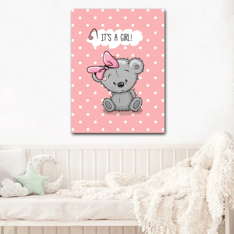 Canvastavla 70x100 cm - Söt grå björn med en rosa rosett som sitter på en prickig bakgrund, med texten IT'S A GIRL! ovanför, Grå / Rosa
