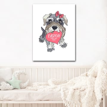 Canvastavla 70x100 cm - Söt hund som håller ett hjärta med texten EVERYDAY I love you more - Grå / Rosa / Vit - Inredning - Tavlor & konst - Canvastavlor