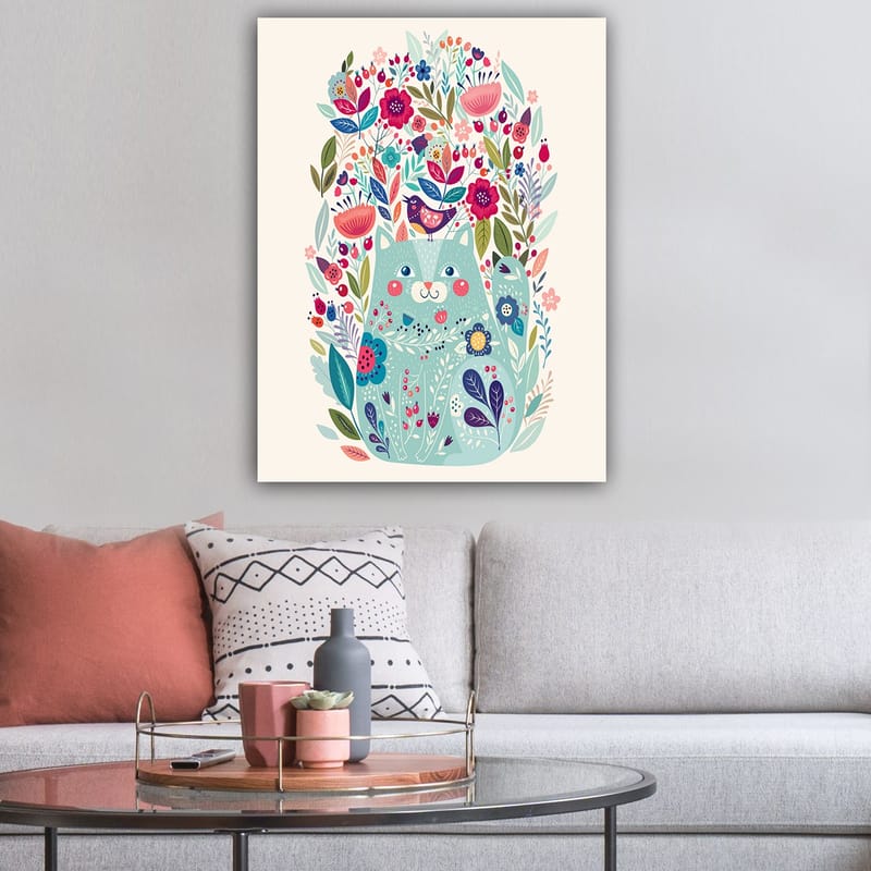 Canvastavla 70x100 cm - Söt katt omgiven av färgglada blommor och växter - Mintgrön / Mörkblå / Rosa - Inredning - Tavlor & konst - Canvastavlor