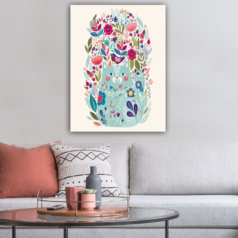 Canvastavla 70x100 cm - Söt katt omgiven av färgglada blommor och växter - Mintgrön / Mörkblå / Rosa - Inredning - Tavlor & konst - Canvastavlor