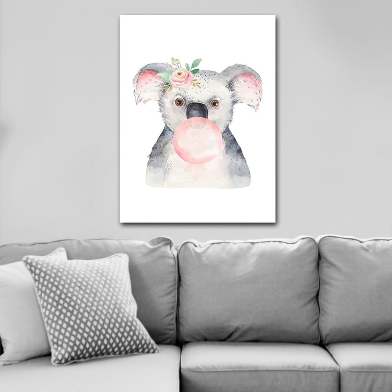Canvastavla 70x100 cm - Söt koala som blåser bubbelgum med en blomma i örat - Grå / Rosa / Grön - Inredning - Tavlor & konst - Canvastavlor