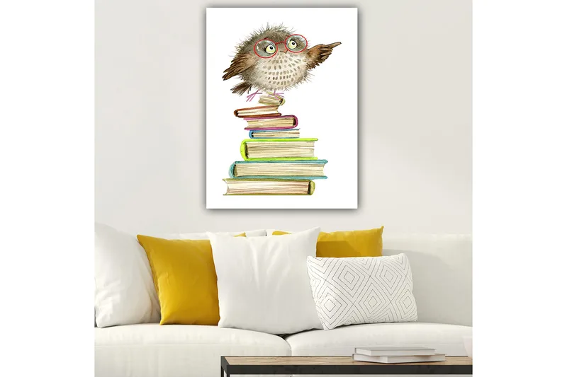 Canvastavla 70x100 cm - Söt uggla med glasögon som pekar, sittande på en hög av färgglada böcker - Brun / Grön / Blå - Inredning - Tavlor & konst - Canvastavlor
