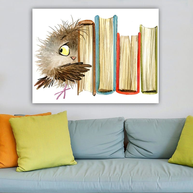Canvastavla 70x100 cm - Söt uggla som kikar fram bakom böcker - Brun / Gul / Röd - Inredning - Tavlor & konst - Canvastavlor