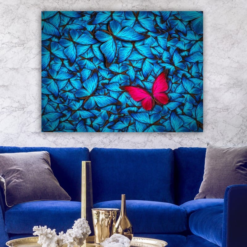 Canvastavla 70x100 cm - Samling av blå fjärilar med en framträdande rosa fjäril i mitten - Blå / Rosa - Inredning - Tavlor & konst - Canvastavlor
