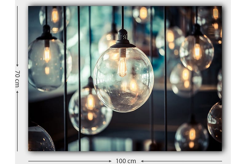 Canvastavla 70x100 cm - Samling av hängande glödlampor i olika storlekar som skapar en atmosfär av värme och ljus - Klar / Svart / Guld - Inredning - Tavlor & konst - Canvastavlor