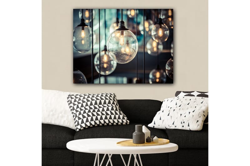 Canvastavla 70x100 cm - Samling av hängande glödlampor i olika storlekar som skapar en atmosfär av värme och ljus - Klar / Svart / Guld - Inredning - Tavlor & konst - Canvastavlor