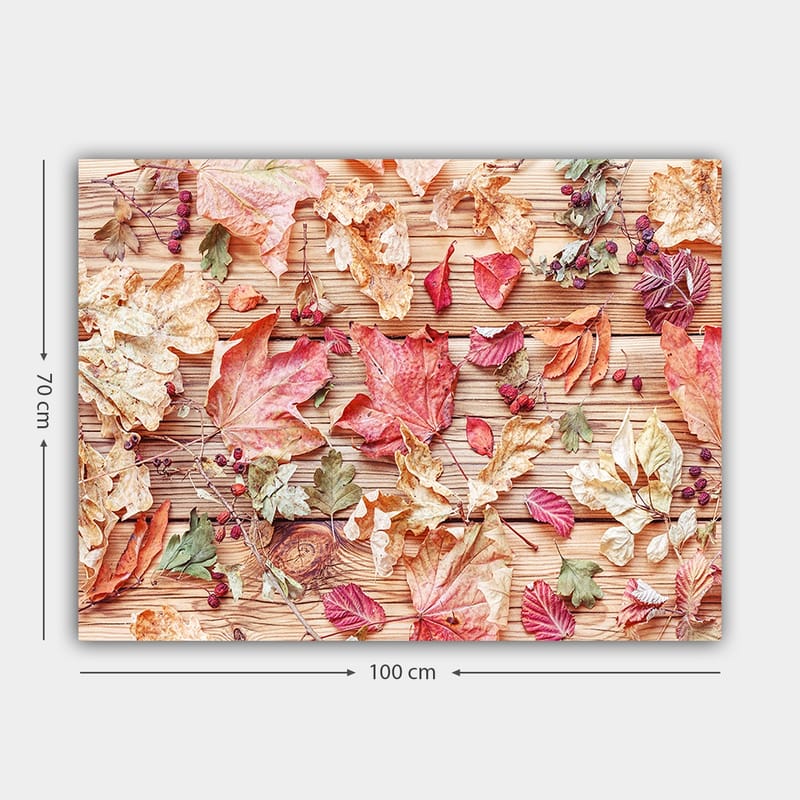 Canvastavla 70x100 cm - Samling av höstlöv i olika färger som ligger på en träyta - Röd / Gul / Grön - Inredning - Tavlor & konst - Canvastavlor