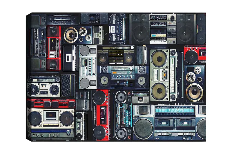 Canvastavla 70x100 cm - Samling av retro ljudsystem och kassettspelare i olika storlekar och former - Röd / Svart / Grå - Inredning - Tavlor & konst - Canvastavlor