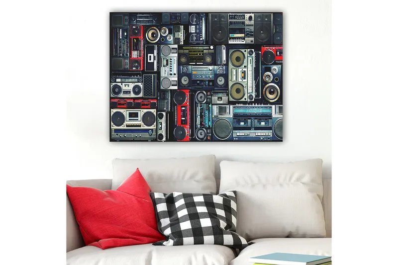 Canvastavla 70x100 cm - Samling av retro ljudsystem och kassettspelare i olika storlekar och former - Röd / Svart / Grå - Inredning - Tavlor & konst - Canvastavlor