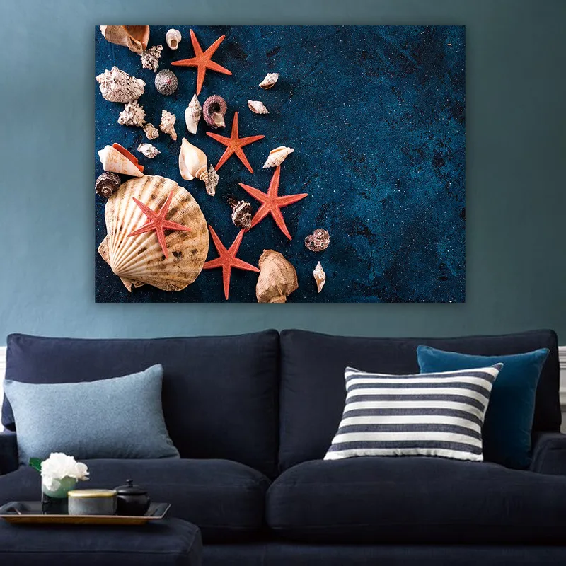 Canvastavla 70x100 cm - Samling av snäckor och sjöstjärnor på en djupblå yta - Djupblå / Röd / Beige - Inredning - Tavlor & konst - Canvastavlor