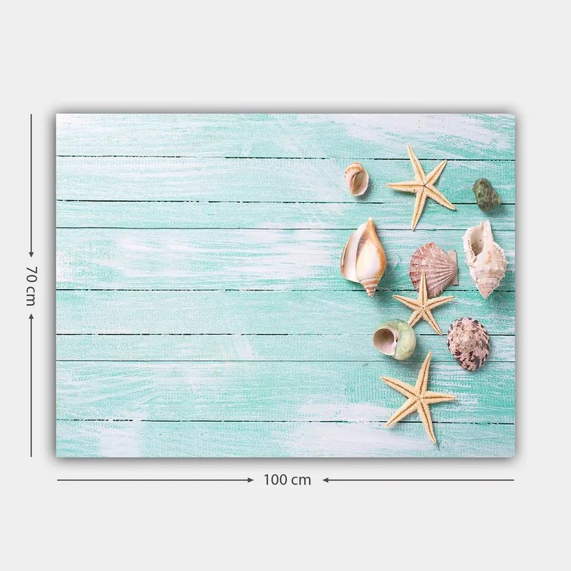 Canvastavla 70x100 cm - Samling av snäckor och sjöstjärnor på en ljusblå träyta - Ljusblå / Beige / Grön - Inredning - Tavlor & konst - Canvastavlor
