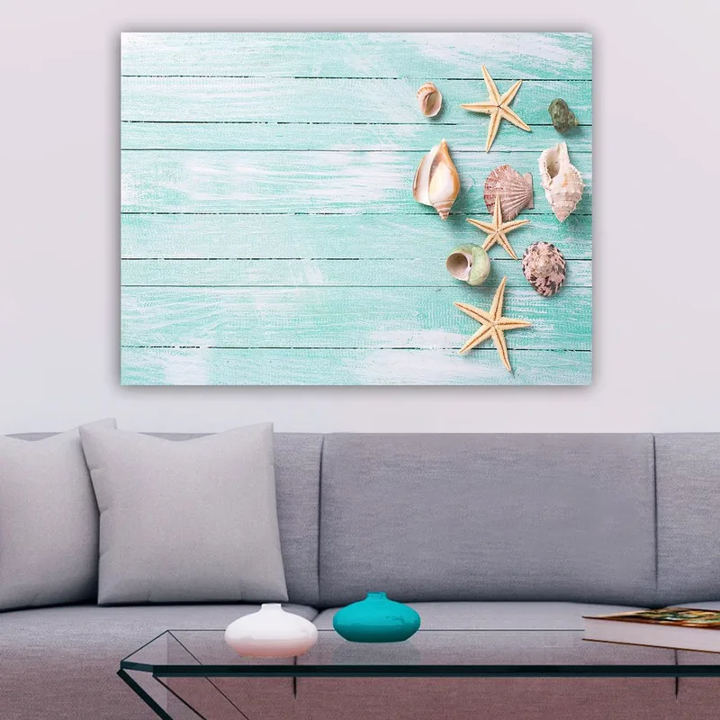 Canvastavla 70x100 cm - Samling av snäckor och sjöstjärnor på en ljusblå träyta - Ljusblå / Beige / Grön - Inredning - Tavlor & konst - Canvastavlor