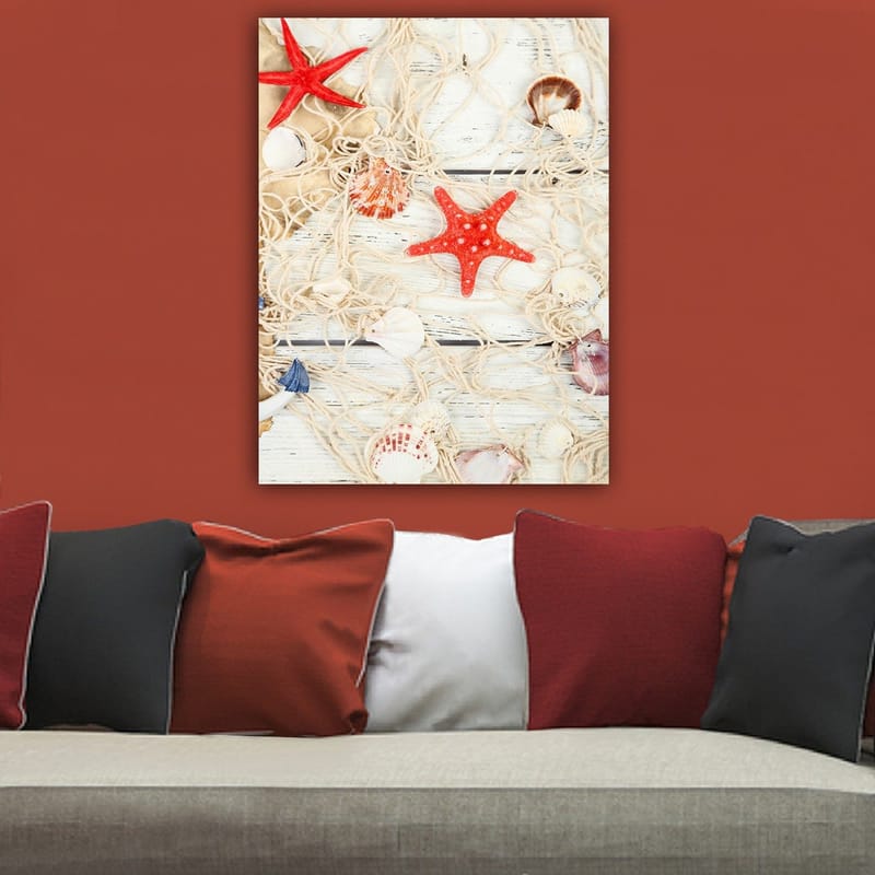 Canvastavla 70x100 cm - Samling av snäckor och stjärnformade sjöstjärnor på ett nät - Röd / Beige / Vit - Inredning - Tavlor & konst - Canvastavlor