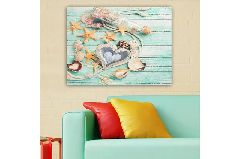 Canvastavla 70x100 cm - Samling av snäckor och stjärnor på en träyta med en flaska och ett hjärtformat föremål i fokus - Ljusblå / Beige / Orange - Inredning - Tavlor & konst - Canvastavlor