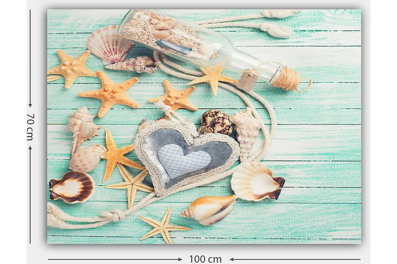 Canvastavla 70x100 cm - Samling av snäckor och stjärnor på en träyta med en flaska och ett hjärtformat föremål i fokus - Ljusblå / Beige / Orange - Inredning - Tavlor & konst - Canvastavlor