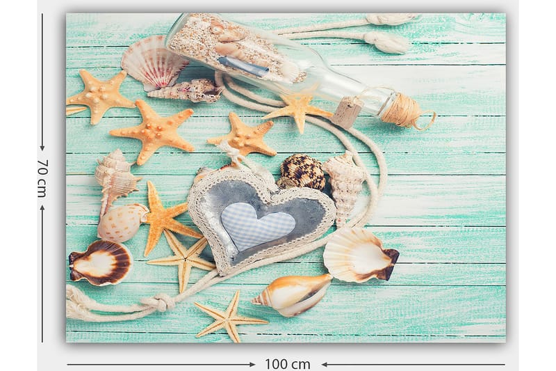 Canvastavla 70x100 cm - Samling av snäckor och stjärnor på en träyta med en flaska och ett hjärtformat föremål i fokus - Ljusblå / Beige / Orange - Inredning - Tavlor & konst - Canvastavlor