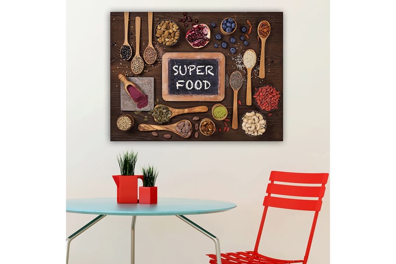 Canvastavla 70x100 cm - Samling av superfoods arrangerade på en träyta med en tavla som visar texten SUPER FOOD - Röd / Grön / Svart - Inredning - Tavlor & konst - Canvastavlor