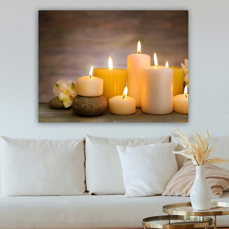 Canvastavla 70x100 cm - Samling av tända ljus i olika former och storlekar, omgivna av stenar och en blomma - Gult / Vitt / Beige - Inredning - Tavlor & konst - Canvastavlor