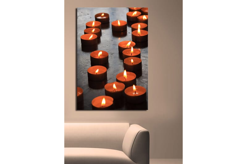 Canvastavla 70x100 cm - Samling av tända värmeljus som skapar en varm och inbjudande atmosfär - Orange / Svart - Inredning - Tavlor & konst - Canvastavlor