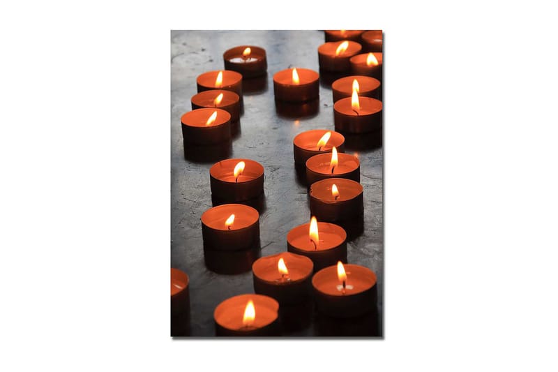 Canvastavla 70x100 cm - Samling av tända värmeljus som skapar en varm och inbjudande atmosfär, Orange / Svart