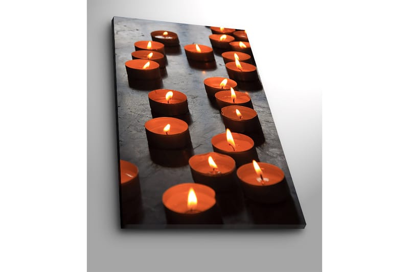 Canvastavla 70x100 cm - Samling av tända värmeljus som skapar en varm och inbjudande atmosfär - Orange / Svart - Inredning - Tavlor & konst - Canvastavlor