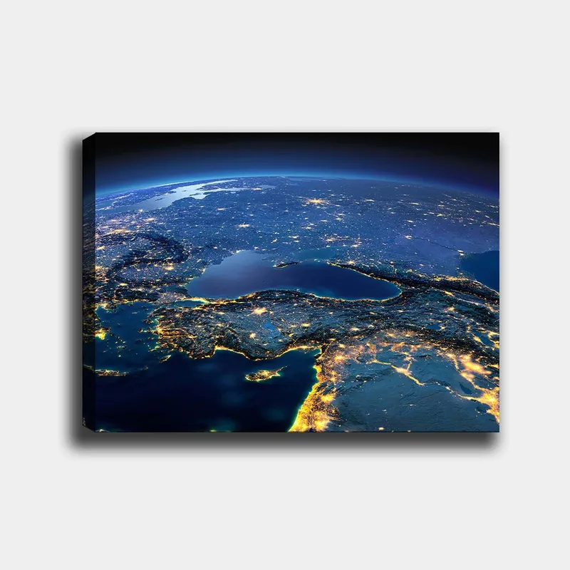 Canvastavla 70x100 cm - Satellitbild som visar Europa och delar av Asien med nattliga ljus och havsytor - Mörkblå / Ljusgul / Grå - Inredning - Tavlor & konst - Canvastavlor
