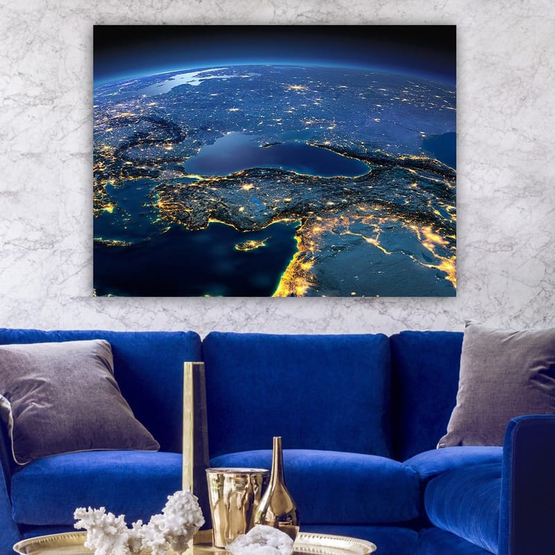 Canvastavla 70x100 cm - Satellitbild som visar Europa och delar av Asien med nattliga ljus och havsytor - Mörkblå / Ljusgul / Grå - Inredning - Tavlor & konst - Canvastavlor