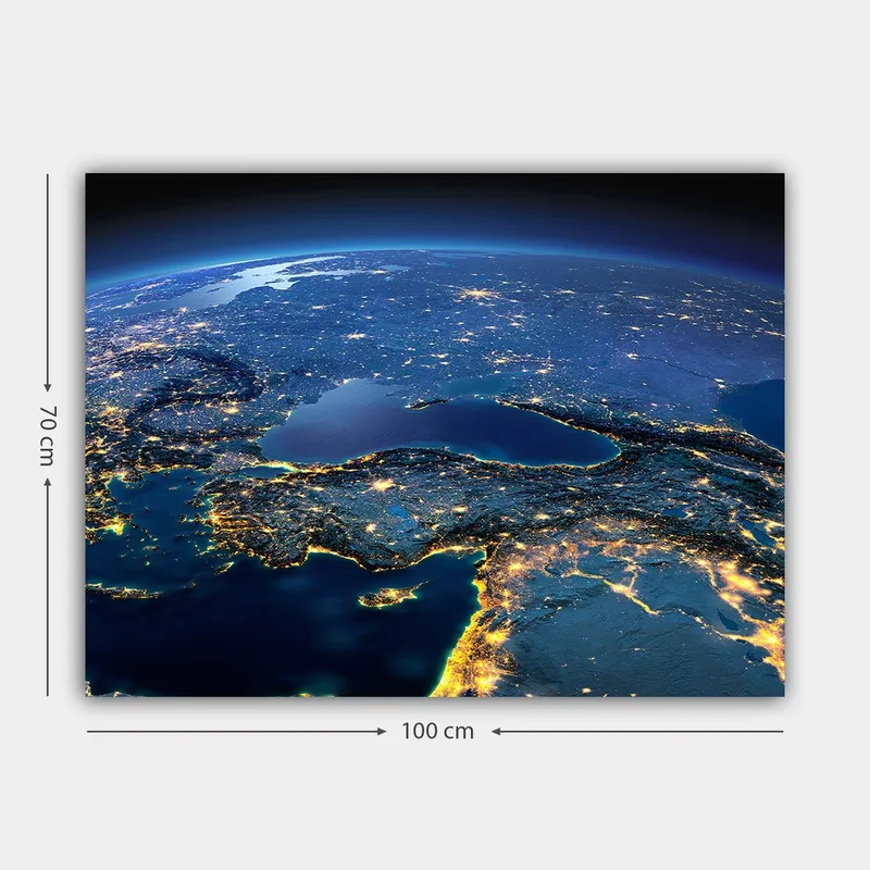 Canvastavla 70x100 cm - Satellitbild som visar Europa och delar av Asien med nattliga ljus och havsytor - Mörkblå / Ljusgul / Grå - Inredning - Tavlor & konst - Canvastavlor
