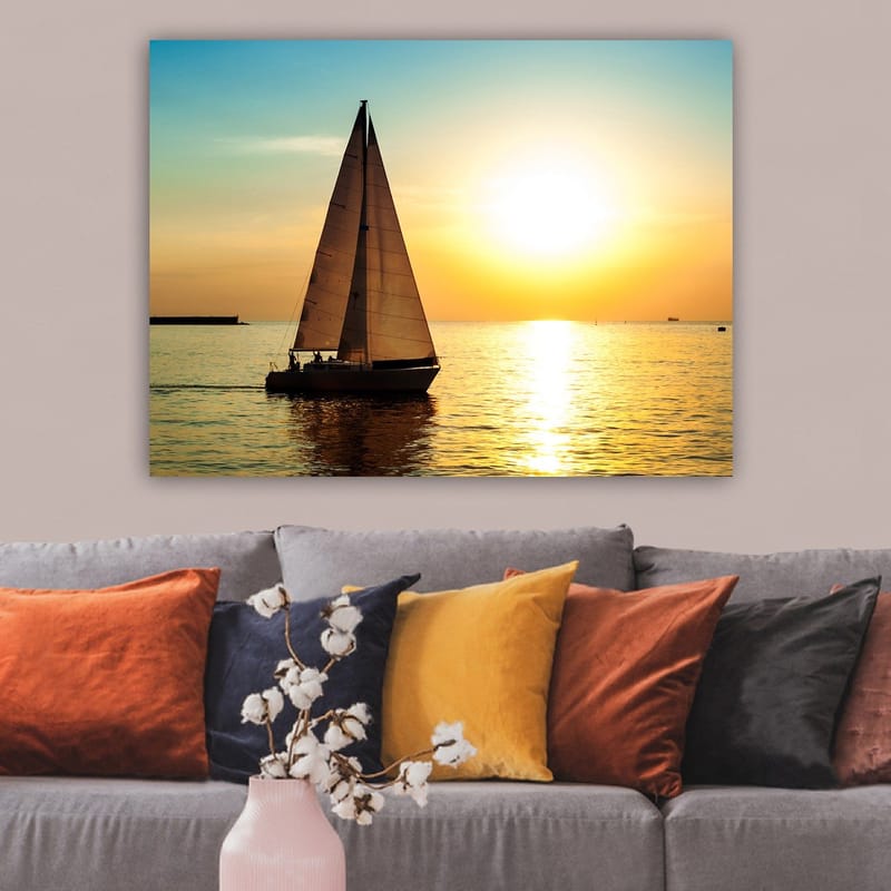 Canvastavla 70x100 cm - Segelbåt glider fram över en spegelblanka sjö i solnedgångens gyllene ljus - Guld / Blå / Vit - Inredning - Tavlor & konst - Canvastavlor