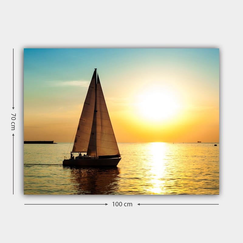 Canvastavla 70x100 cm - Segelbåt glider fram över en spegelblanka sjö i solnedgångens gyllene ljus - Guld / Blå / Vit - Inredning - Tavlor & konst - Canvastavlor
