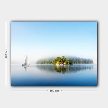 Canvastavla 70x100 cm - Segelbåt glider fram över en spegelblanka sjö med en dimmig ö i bakgrunden - Blå / Grön / Vit - Inredning - Tavlor & konst - Canvastavlor