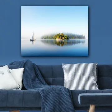 Canvastavla 70x100 cm - Segelbåt glider fram över en spegelblanka sjö med en dimmig ö i bakgrunden - Blå / Grön / Vit - Inredning - Tavlor & konst - Canvastavlor