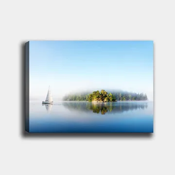 Canvastavla 70x100 cm - Segelbåt glider fram över en spegelblanka sjö med en dimmig ö i bakgrunden - Blå / Grön / Vit - Inredning - Tavlor & konst - Canvastavlor