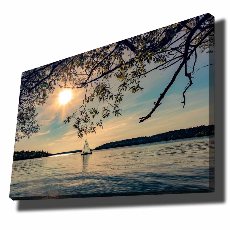 Canvastavla 70x100 cm - Segelbåt glider fram över en spegelblanka sjö under en solig himmel, Blå / Grön / Gul