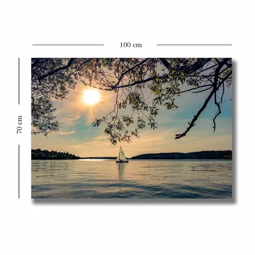 Canvastavla 70x100 cm - Segelbåt glider fram över en spegelblanka sjö under en solig himmel - Blå / Grön / Gul - Inredning - Tavlor & konst - Canvastavlor