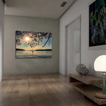 Canvastavla 70x100 cm - Segelbåt glider fram över en spegelblanka sjö under en solig himmel - Blå / Grön / Gul - Inredning - Tavlor & konst - Canvastavlor