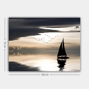 Canvastavla 70x100 cm - Segelbåt glider fram över en spegelblanka yta under en dramatisk himmel med fåglar som flyger förbi - Svart / Grå / Vit - Inredning - Tavlor & konst - Canvastavlor