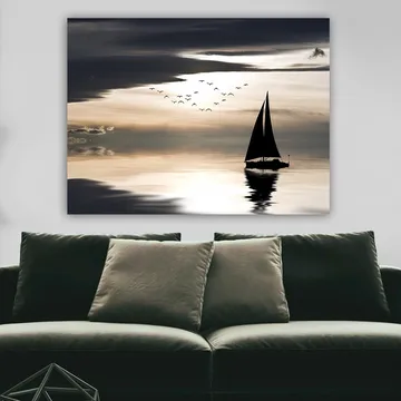 Canvastavla 70x100 cm - Segelbåt glider fram över en spegelblanka yta under en dramatisk himmel med fåglar som flyger förbi - Svart / Grå / Vit - Inredning - Tavlor & konst - Canvastavlor