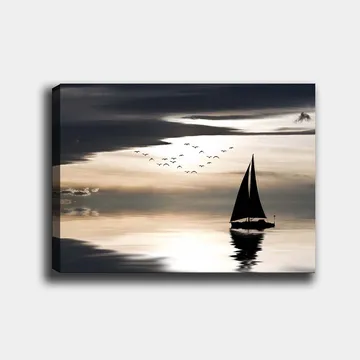 Canvastavla 70x100 cm - Segelbåt glider fram över en spegelblanka yta under en dramatisk himmel med fåglar som flyger förbi - Svart / Grå / Vit - Inredning - Tavlor & konst - Canvastavlor