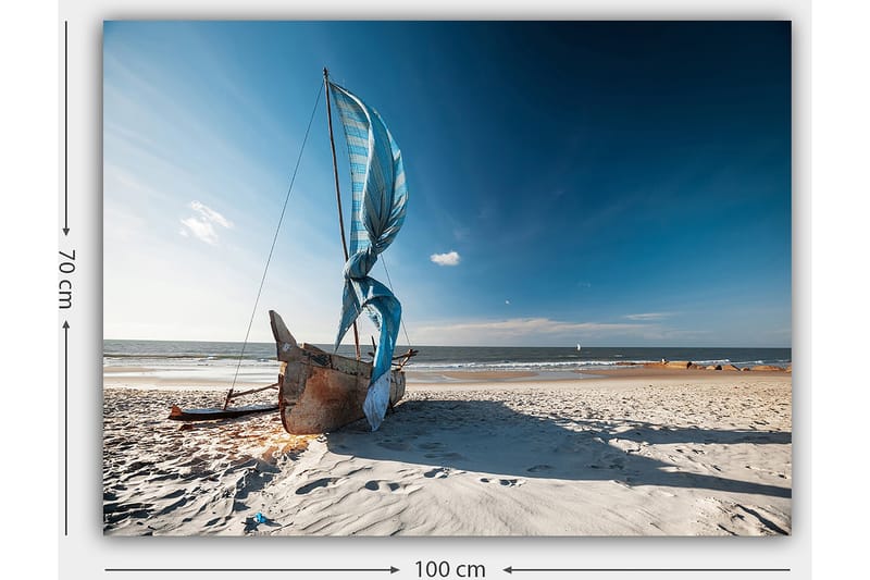 Canvastavla 70x100 cm - Segelbåt med blå segel på en strand - Blå / Beige / Brun - Inredning - Tavlor & konst - Canvastavlor