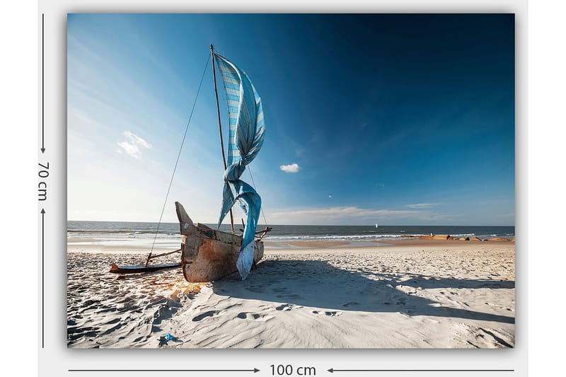 Canvastavla 70x100 cm - Segelbåt med blå segel på en strand - Blå / Beige / Brun - Inredning - Tavlor & konst - Canvastavlor